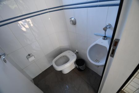 Casa de condomínio à venda com 527m², 5 quartos e 5 vagasBanheiro da Piscina