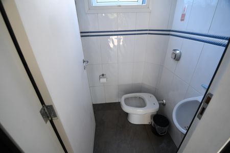 Casa de condomínio à venda com 527m², 5 quartos e 5 vagasBanheiro da Piscina