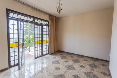 Casa à venda com 385m², 5 quartos e 4 vagasSala