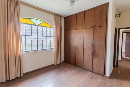 Casa à venda com 385m², 5 quartos e 4 vagasSuíte