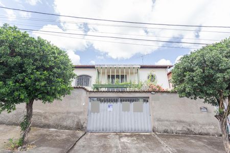 Casa à venda com 385m², 5 quartos e 4 vagasFachada