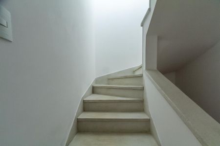 Casa à venda com 153m², 3 quartos e 2 vagas Casa à venda com 153m², 3 quartos e 2 vagasEscada