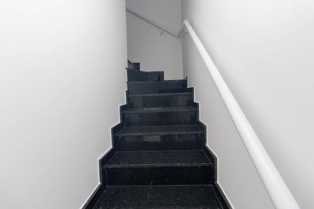 Casa à venda com 110m², 3 quartos e 1 vaga Casa à venda com 110m², 3 quartos e 1 vagaEscada