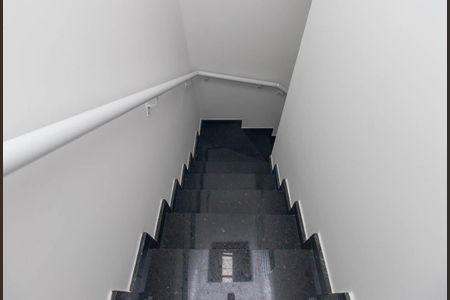 Casa à venda com 110m², 3 quartos e 1 vaga Casa à venda com 110m², 3 quartos e 1 vagaEscada