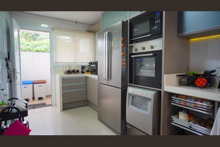 Casa à venda com 310m², 3 quartos e 3 vagasCozinha 