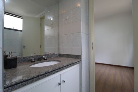 Apartamento à venda com 162m², 3 quartos e 4 vagasBanheiro da Suíte 1