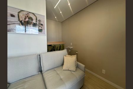 Sala de apartamento à venda com 2 quartos, 68m² em Jardim Tupanci, Barueri