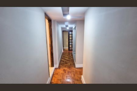 Apartamento para alugar com 130m², 3 quartos e sem vagaCorredor de acesso aso quartos e Banheiros