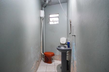 Banheiro  de casa à venda com 3 quartos, 600m² em Humaitá, Porto Alegre