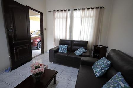 Casa à venda com 187m², 4 quartos e 2 vagas Casa à venda com 187m², 4 quartos e 2 vagasSala