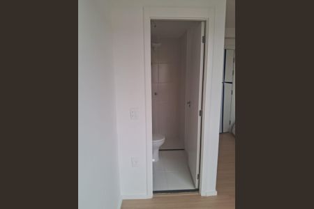 Banheiro de kitnet/studio para alugar com 1 quarto, 17m² em Vila Nilo, São Paulo