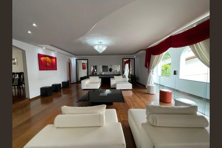 Casa à venda com 540m², 7 quartos e 6 vagasSala de estar