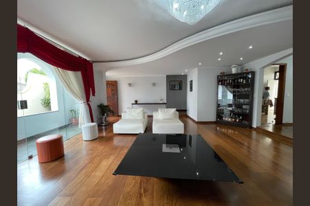 Sala de estar de casa à venda com 7 quartos, 540m² em Caxingui, São Paulo