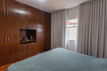 Casa à venda com 360m², 4 quartos e 9 vagas Casa à venda com 360m², 4 quartos e 9 vagasSuíte