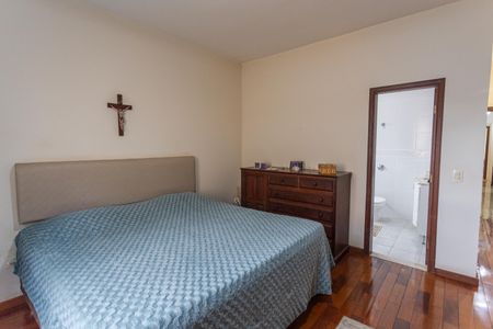 Casa à venda com 360m², 4 quartos e 9 vagas Casa à venda com 360m², 4 quartos e 9 vagasSuíte