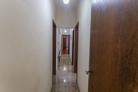 Casa à venda com 360m², 4 quartos e 9 vagas Casa à venda com 360m², 4 quartos e 9 vagasCorredor