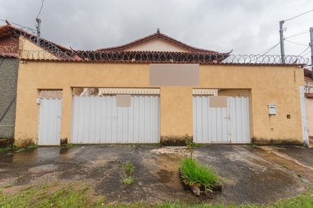 Casa à venda com 360m², 4 quartos e 9 vagas Casa à venda com 360m², 4 quartos e 9 vagasFachada