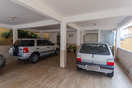 Casa à venda com 360m², 4 quartos e 9 vagas Casa à venda com 360m², 4 quartos e 9 vagasGaragem