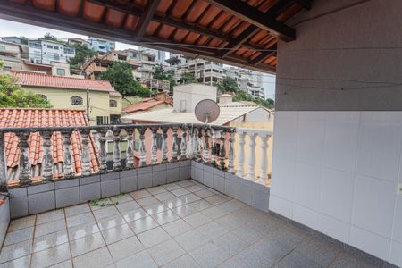 Casa à venda com 360m², 4 quartos e 9 vagas Casa à venda com 360m², 4 quartos e 9 vagasTerraço