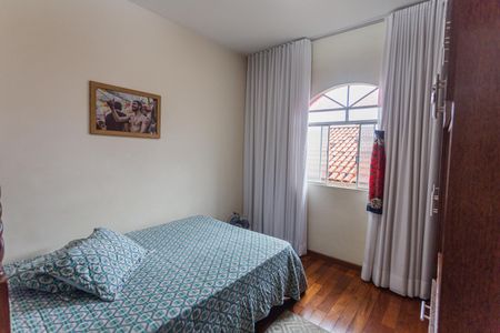 Casa à venda com 360m², 4 quartos e 9 vagas Casa à venda com 360m², 4 quartos e 9 vagasQuarto 4
