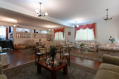 Casa à venda com 500m², 4 quartos e 2 vagasSala de estar e TV