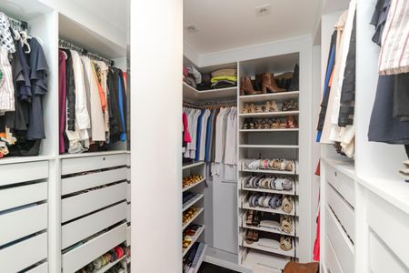 Apartamento à venda com 144m², 3 quartos e 2 vagas Apartamento à venda com 144m², 3 quartos e 2 vagasCloset