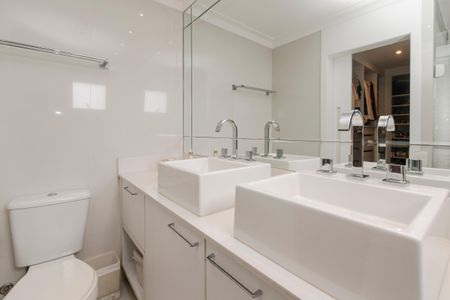 Apartamento à venda com 144m², 3 quartos e 2 vagas Apartamento à venda com 144m², 3 quartos e 2 vagasBanheiro da Suíte