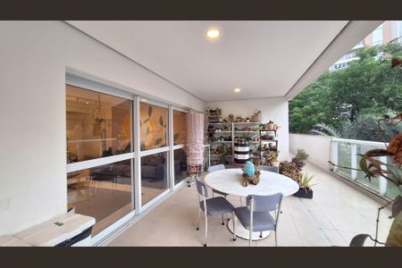 Apartamento à venda com 252m², 4 quartos e 4 vagas Apartamento à venda com 252m², 4 quartos e 4 vagasVaranda