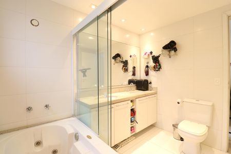 Apartamento à venda com 252m², 4 quartos e 4 vagasBanheiro da Suíte 2