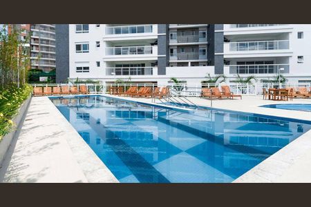 Apartamento à venda com 252m², 4 quartos e 4 vagas Apartamento à venda com 252m², 4 quartos e 4 vagasÁrea comum - Piscina