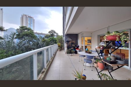 Apartamento à venda com 252m², 4 quartos e 4 vagas Apartamento à venda com 252m², 4 quartos e 4 vagasVaranda