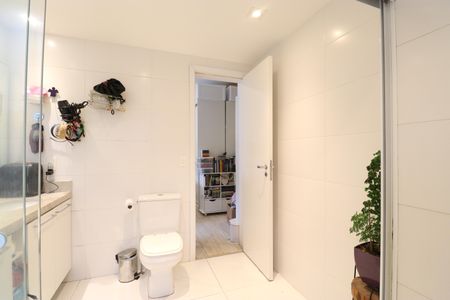 Apartamento à venda com 252m², 4 quartos e 4 vagasBanheiro da Suíte 2