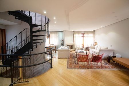 Casa para alugar com 340m², 4 quartos e 4 vagas