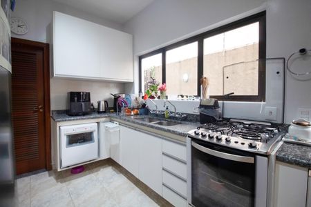 Casa para alugar com 340m², 4 quartos e 4 vagas