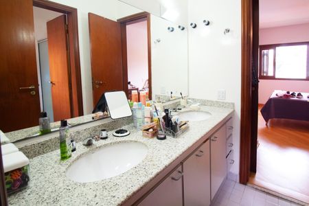 Casa para alugar com 340m², 4 quartos e 4 vagas