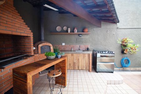 Casa para alugar com 340m², 4 quartos e 4 vagas