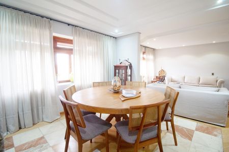 Casa para alugar com 340m², 4 quartos e 4 vagas