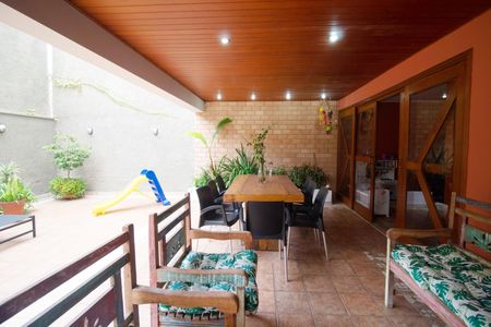 Casa para alugar com 340m², 4 quartos e 4 vagas