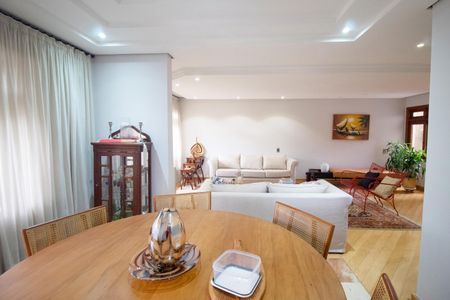 Casa para alugar com 340m², 4 quartos e 4 vagas