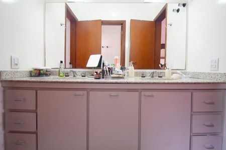 Casa para alugar com 340m², 4 quartos e 4 vagas