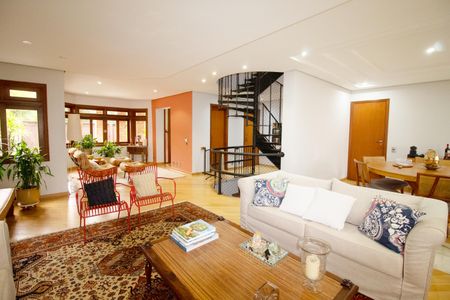 Casa para alugar com 340m², 4 quartos e 4 vagas