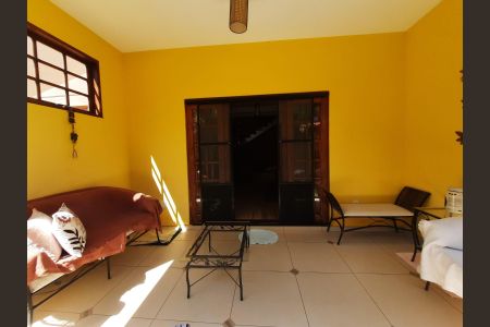 Casa à venda com 212m², 3 quartos e 4 vagas Casa à venda com 212m², 3 quartos e 4 vagasVaranda