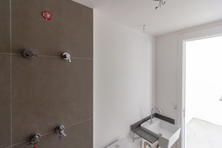 Banheiro de kitnet/studio para alugar com 1 quarto, 44m² em Pinheiros, São Paulo