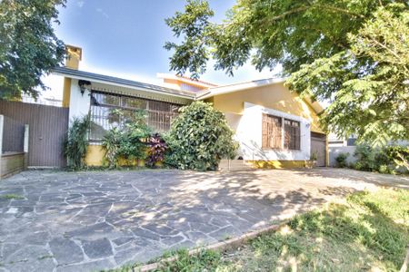 Casa à venda com 259m², 5 quartos e 3 vagasFachada