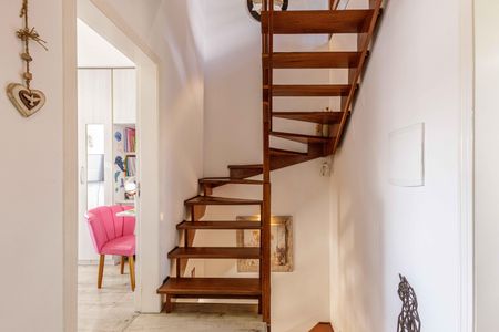 Casa de condomínio à venda com 94m², 3 quartos e 2 vagasEscada