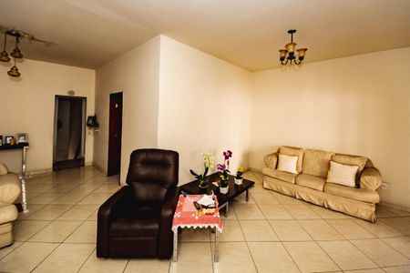 Casa para alugar com 4 quartos, 300m² em Santa Rosa, Belo Horizonte