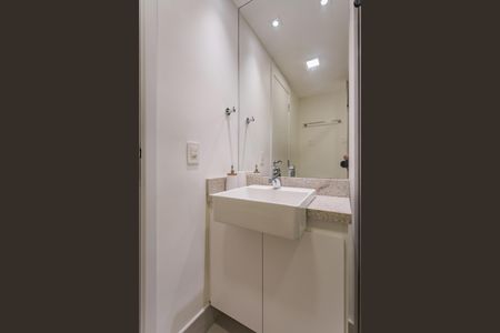 Banheiro de kitnet/studio para alugar com 1 quarto, 25m² em Boa Vista, Porto Alegre