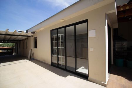Casa à venda com 220m², 3 quartos e 5 vagas Casa à venda com 220m², 3 quartos e 5 vagasQuintal