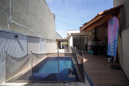 Casa à venda com 220m², 3 quartos e 5 vagas Casa à venda com 220m², 3 quartos e 5 vagasPiscina