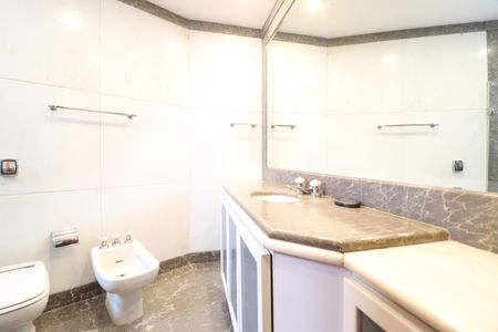 Apartamento para alugar com 300m², 3 quartos e 2 vagasBanheiro do Quarto 3